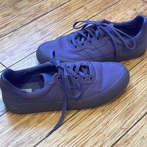 Adidas 
Men’s sz 5.5
Perfect condition, never worn
Amazing PURPLE color